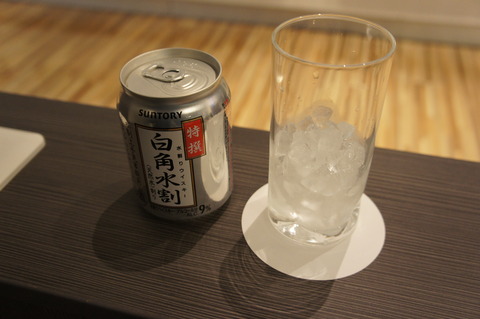 成田空港第1ターミナルIASSラウンジのアルコール ウイスキーの水割り
