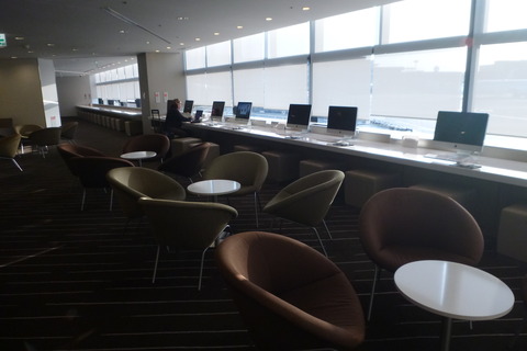 成田空港第2ターミナル、カンタス航空・ビジネスクラスラウンジのソファー